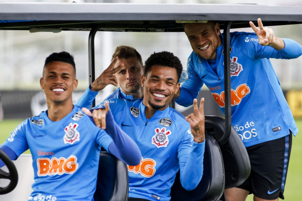 Henrique (ao fundo) foi titular do Corinthians junto de Júnior Urso (na frente) em 2019