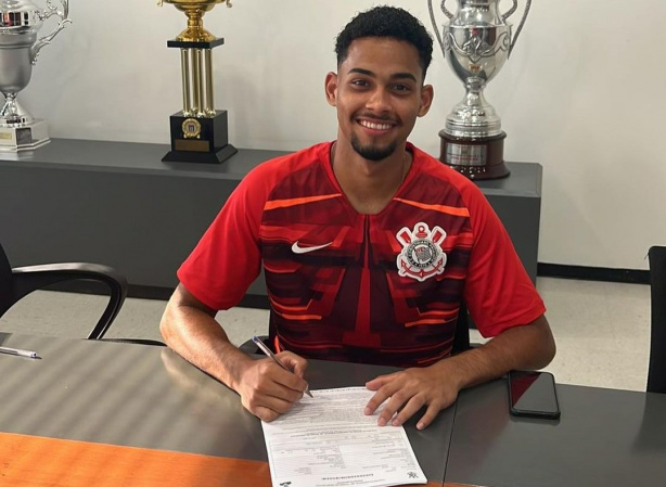 Cauã celebrou acerto com o Corinthians nas redes sociais