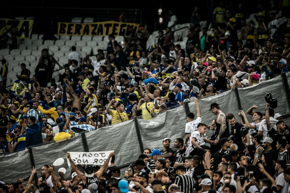 Torcida do Corinthians ao lado da do Boca Juniors na Neo Qumica Arena