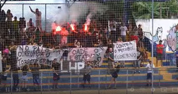 Torcida do Corinthians estende faixas e protesta contra torcida única em jogo contra o Real Brasília