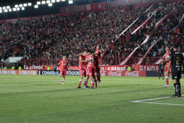 Argentinos Juniors vence Del Valle e garante primeiros três pontos no grupo do Corinthians na Libertadores