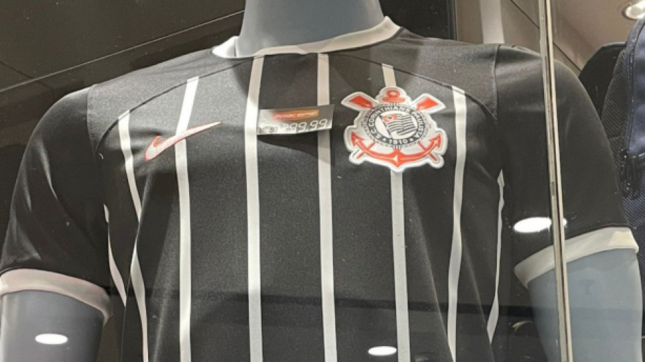 Novo uniforme foi colocado  venda em loja de shopping por engano em So Paulo