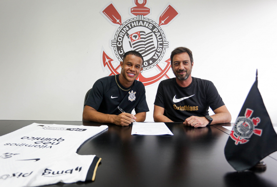Pedro assinou novo contrato com o Corinthians