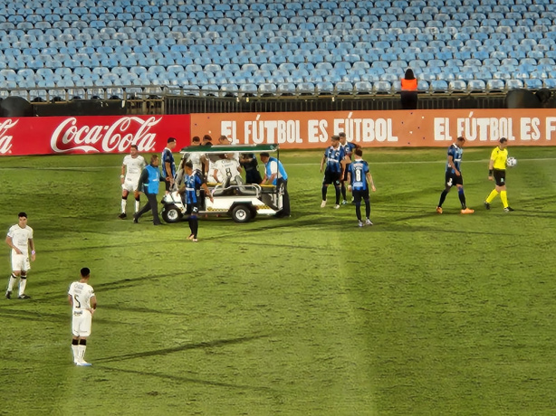 Renato Augusto deixa o gramado do Est�dio Centenario aos prantos