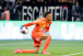 Goleiro do Corinthians presenteia torcedor uruguaio com camisa autografada