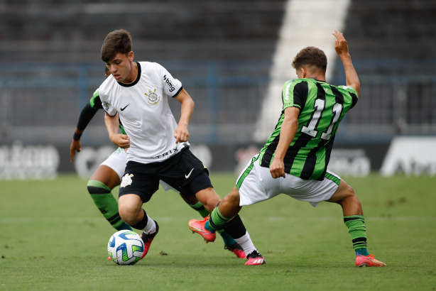Bidon � um dos nomes do Sub-20 que est� constantemente nos treinos do profissional do Corinthians