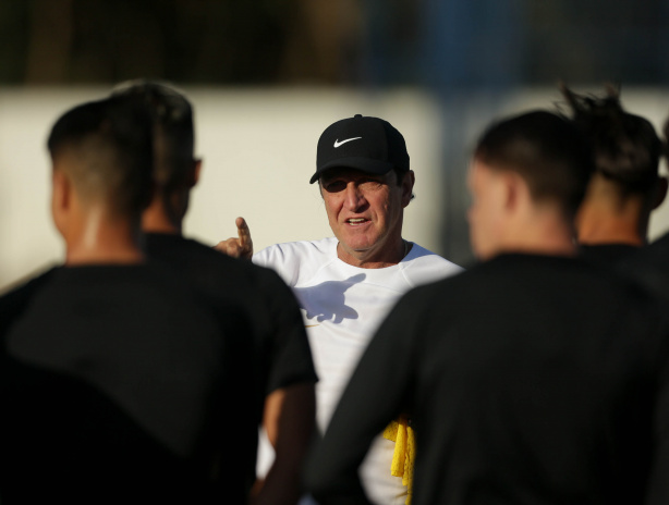 Cuca passa primeiro treino para o Corinthians no CT Joaquim Grava