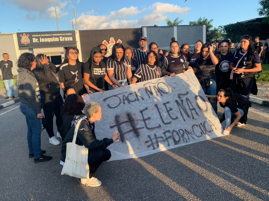 Torcedores Do Corinthians Fazem Protesto No Ct Contra Contrata O De Cuca Veja Imagens