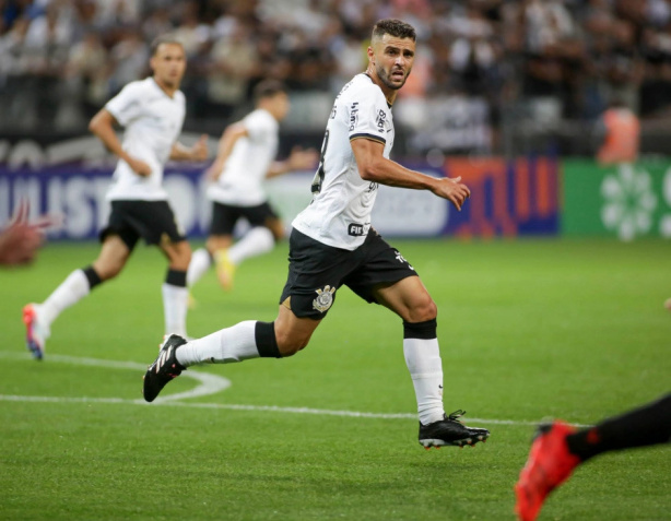 Júnior Moraes volta a ser relacionado para uma partida do Corinthians após dez jogos fora