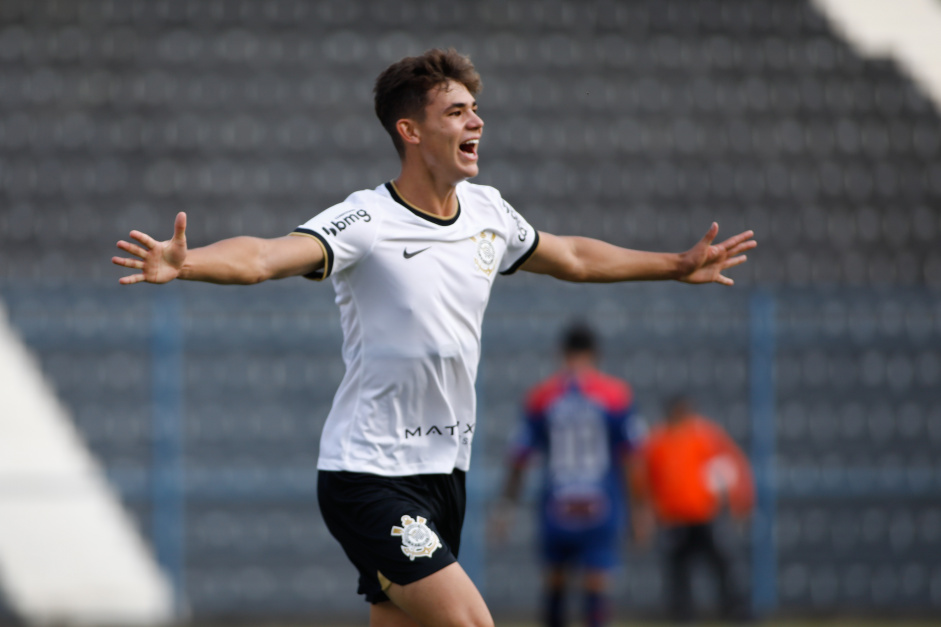 Moscardo marcou dois dos oito gols do Corinthians na goleada contra o Unio Suzano