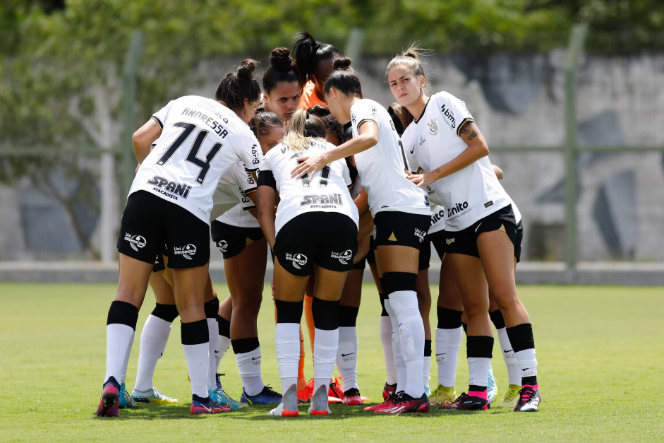 Elenco feminino do Corinthians se posiciona diante da contratao de Cuca