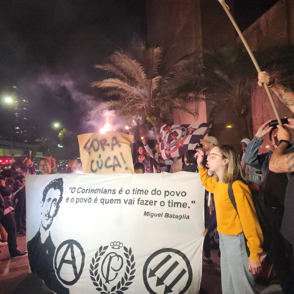 Grupo de torcedores protesta em frente ao Parque So Jorge