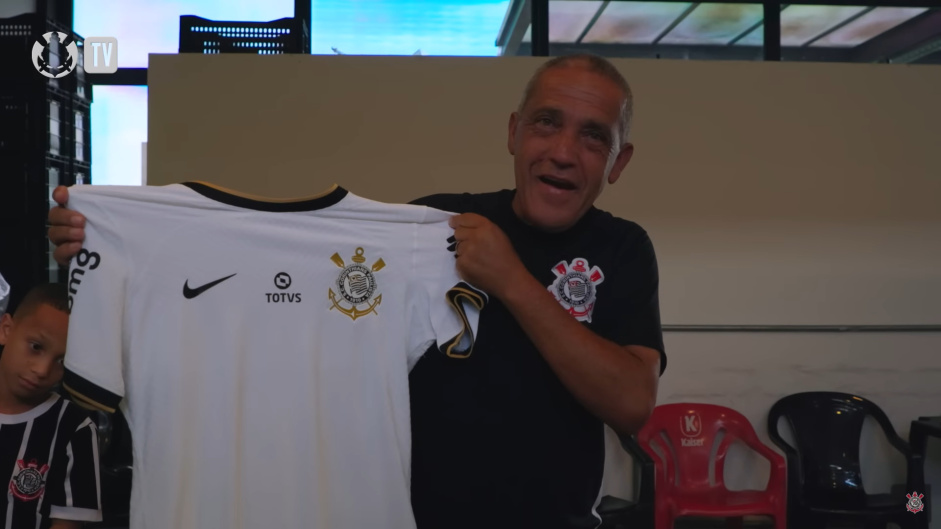 Alm da homenagem em si, Serginho recebeu uma camisa do Corinthians