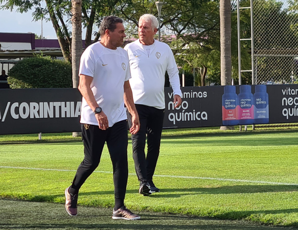 Antônio Mello em seu primeiro dia como profissional do Corinthians