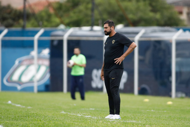 Corinthians estuda efetivar Danilo no profissional e retirá-lo da base