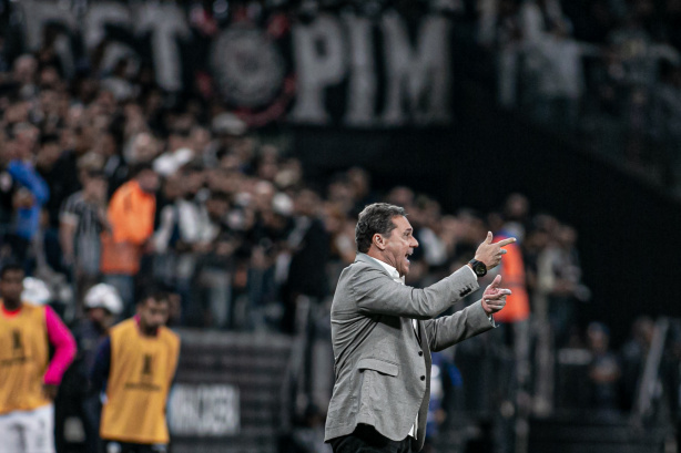 Vanderlei Luxemburgo normalizou cobranças da torcida em nova derrota do Corinthians na Libertadores