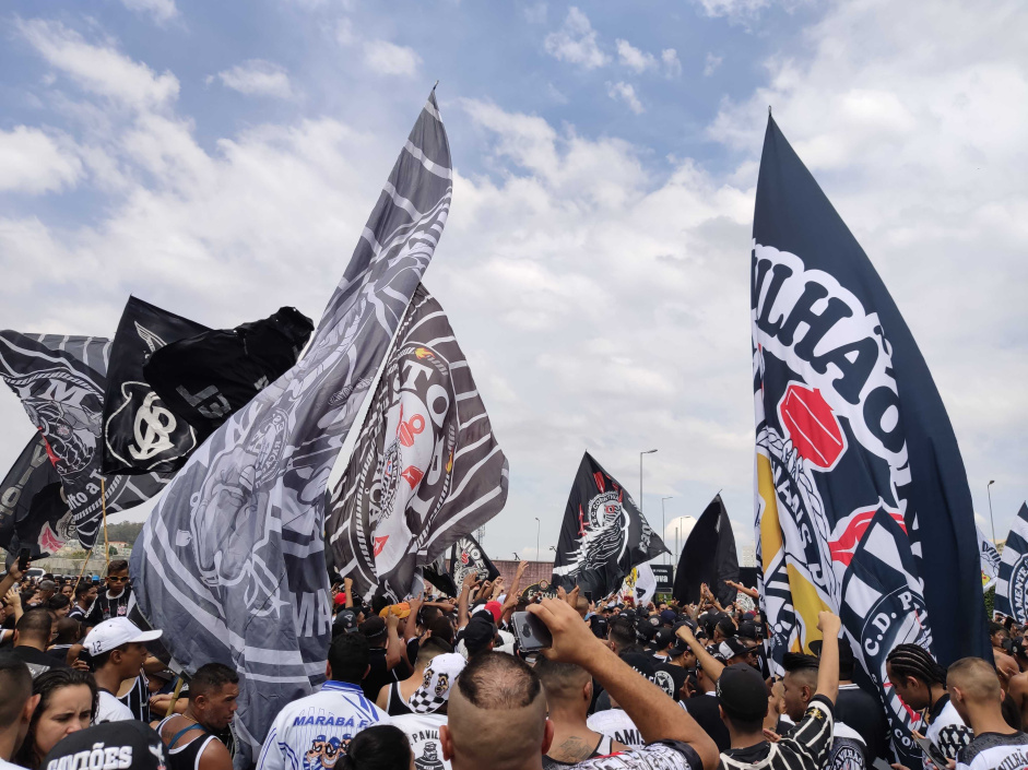 Organizadas do Corinthians marcam protesto em frente ao CT Joaquim Grava