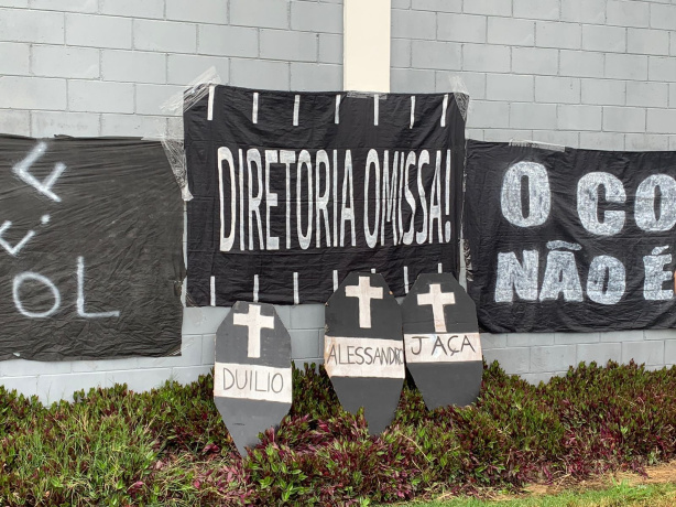 Torcidas organizadas do Corinthians protestaram neste s�bado no CT Joaquim Grava