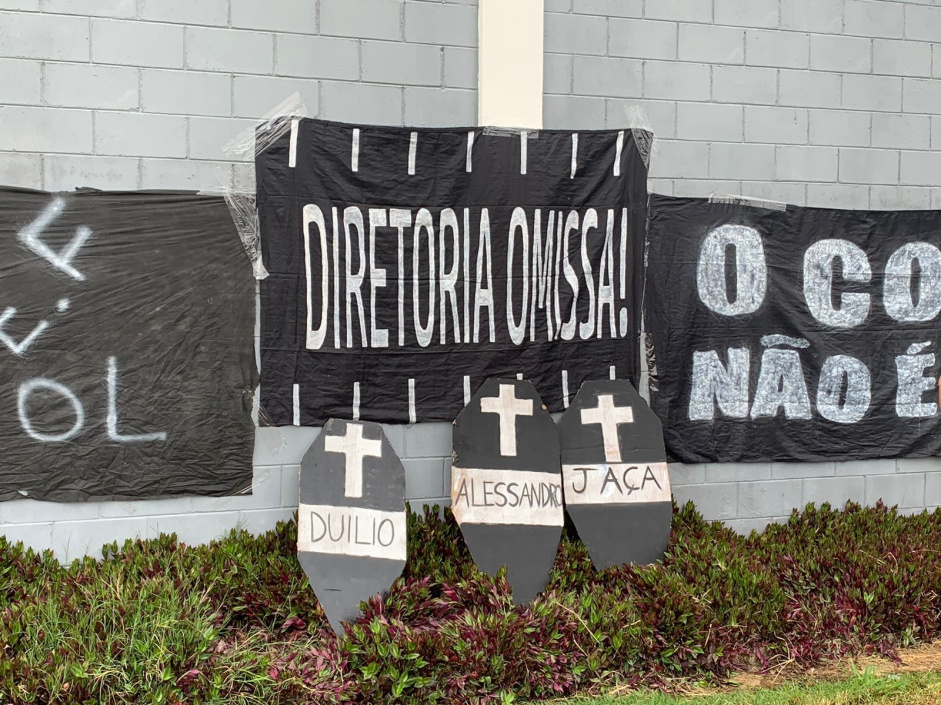 Torcidas organizadas do Corinthians protestaram neste sbado no CT Joaquim Grava