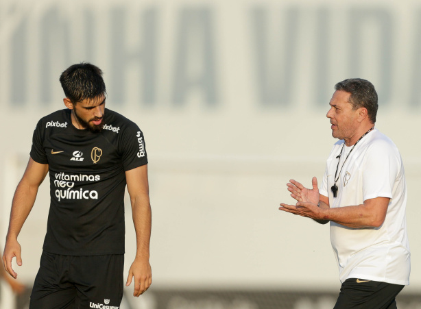 Luxemburgo durante treinamento no CT Joaquim Grava