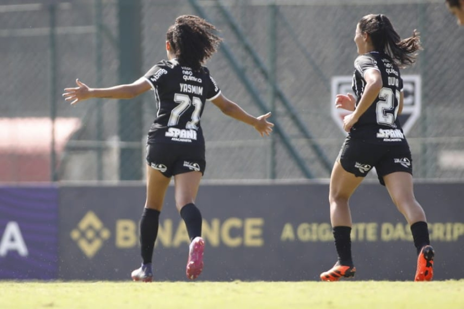Yasmim marcou o segundo gol do Corinthians, de falta, no Majestoso deste domingo