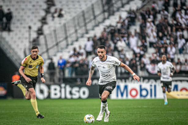 Ramom Abatti Abel e Renato Augusto durante jogo do Corinthians