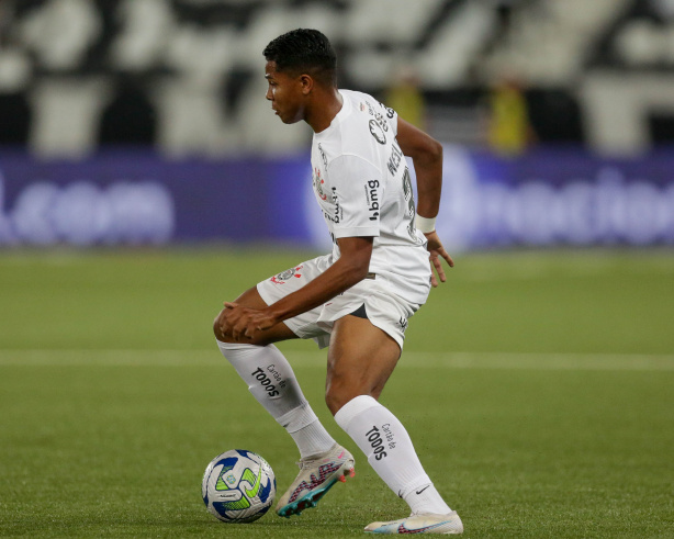 Técnico do Corinthians comenta troca de posição entre Wesley e