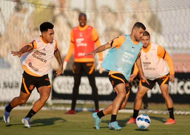 J�nior Moraes e Du Queiroz em a��o no treino do Corinthians