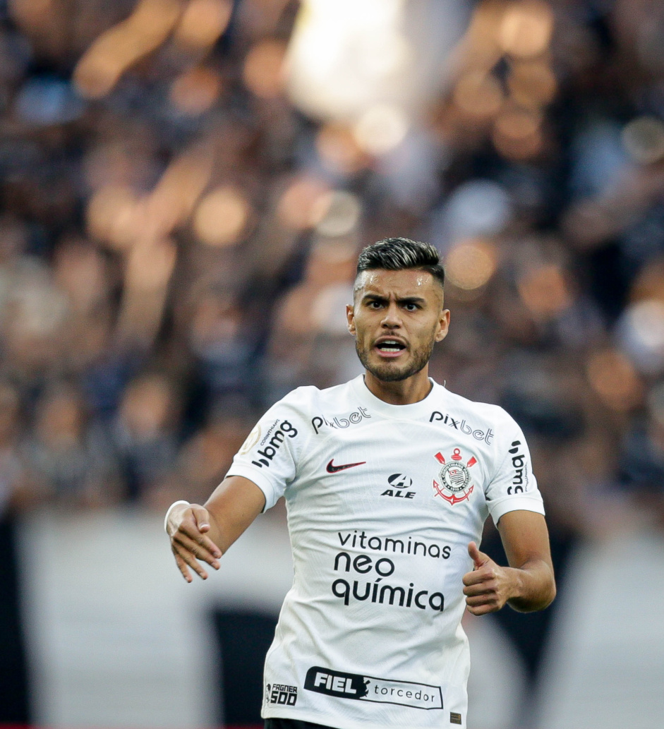 Corinthians sai atrás após gol-relâmpago e busca empate com a