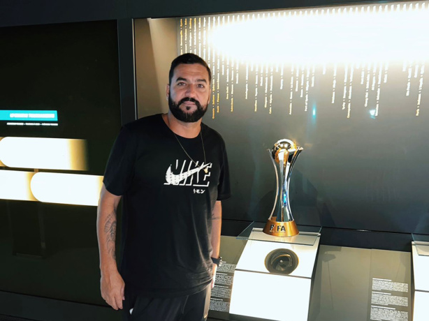 Danilo posa para foto com taça do Mundial de Clubes exposta em Museu da Fifa, em Zurique