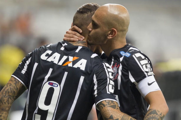 Fábio Santos chegou a enfrentar o Atlético-MG em 2014