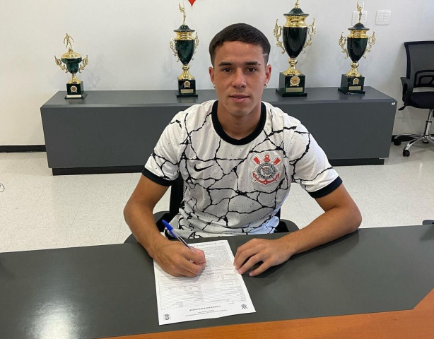 Destaque do sub-17, atacante assina primeiro contrato profissional com o  Corinthians, corinthians