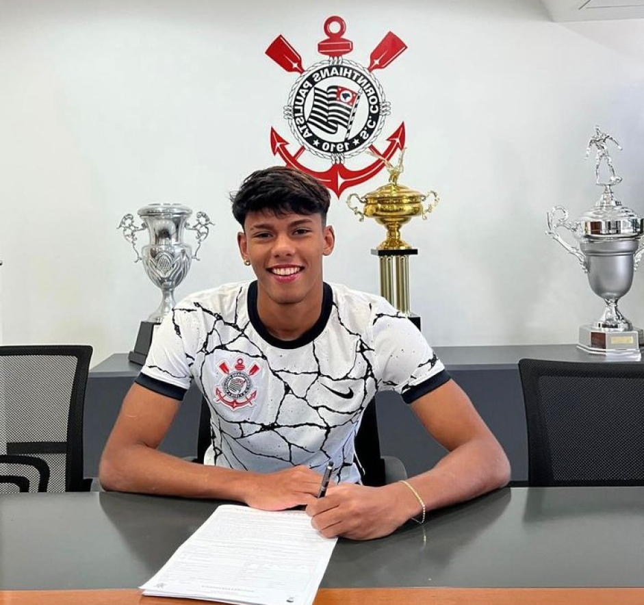 O zagueiro Rafael Venncio assinou seu primeiro contrato profissional pelo Corinthians