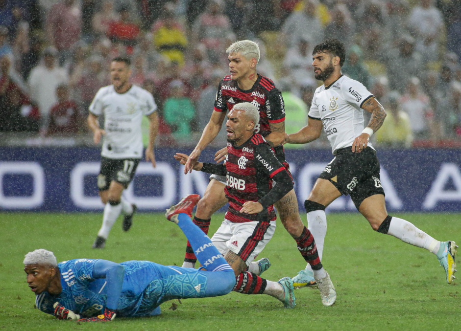 Corinthians visita o Flamengo em busca de retomar o caminho das vitrias na temporada
