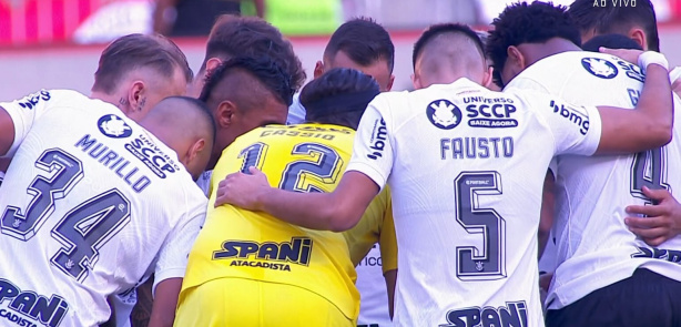 Corinthians sofre gol no fim da partida e é superado pelo Flamengo em duelo válido pelo Brasileirão