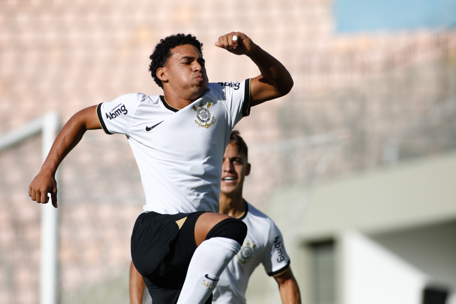 Juninho marcou os dois gols do Corinthians contra o So Caetano