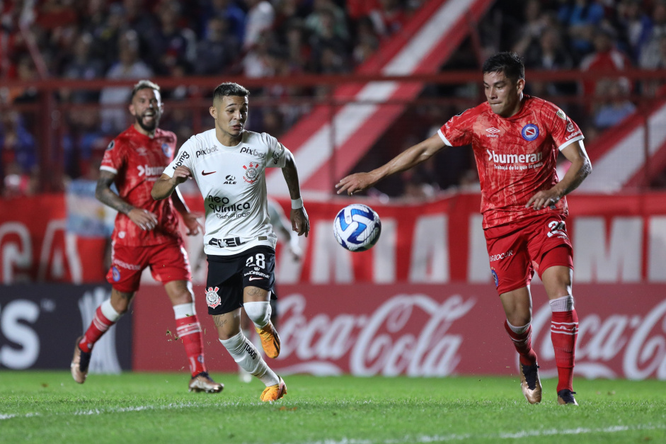 Empate entre Corinthians e Argentinos Juniors faz Róger Guedes