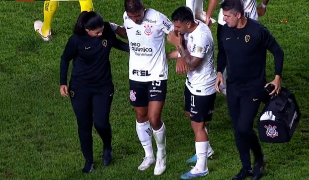 Paulinho deixa o campo com dores no joelho e vira preocupa��o no Corinthians