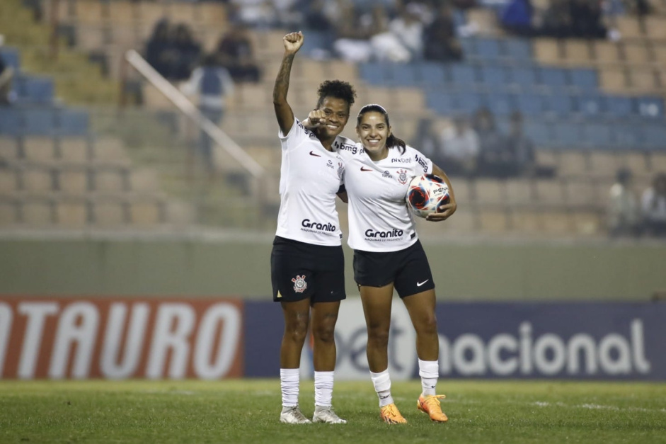 Grazi e Vic Albuquerque participam de goleada do Corinthians sobre o SKA Brasil