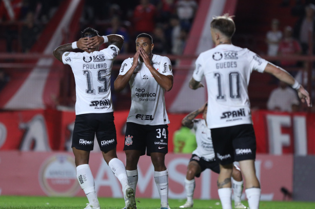 Corinthians chega a seis empates seguidos contra Internacional