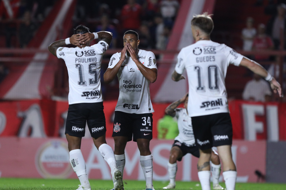 Jogadores do Corinthians lamentam grande chance desperdiada na partida contra o Argentinos Juniors, pela Libertadores