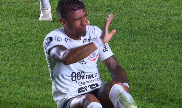 Paulinho sofre les�o durante empate do Corinthians com o Argentinos Juniors, pela Libertadores