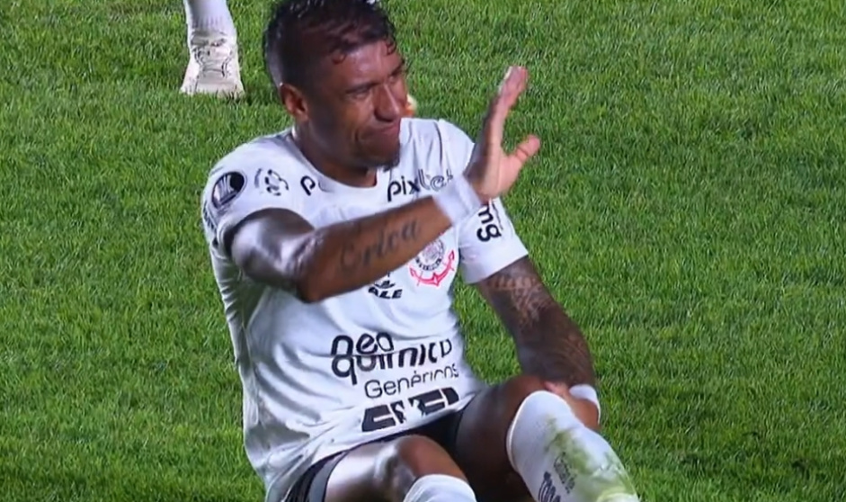 Paulinho sofre leso durante empate do Corinthians com o Argentinos Juniors, pela Libertadores