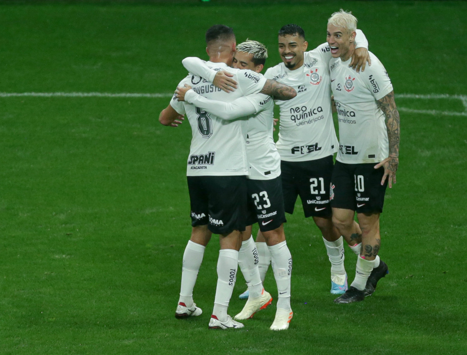 Grupo do Corinthians comemora um dos gols de Rger Guedes na vitria contra o Fluminense