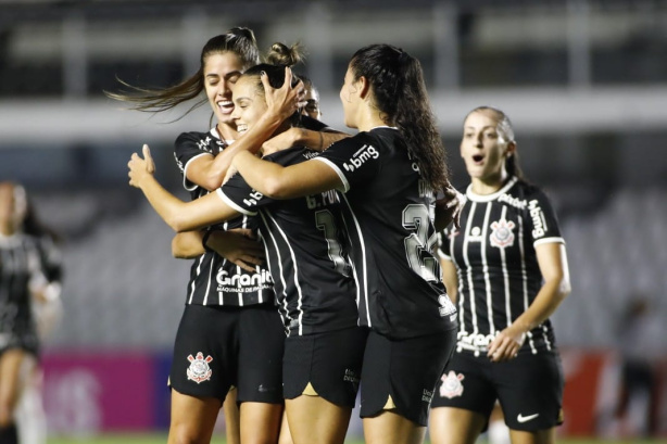 Santos supera Corinthians no Brasileiro de Futebol Feminino