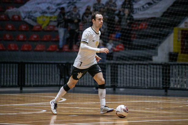 Corinthians goleia Aroeira e dispara na liderana do Paulista de Futsal