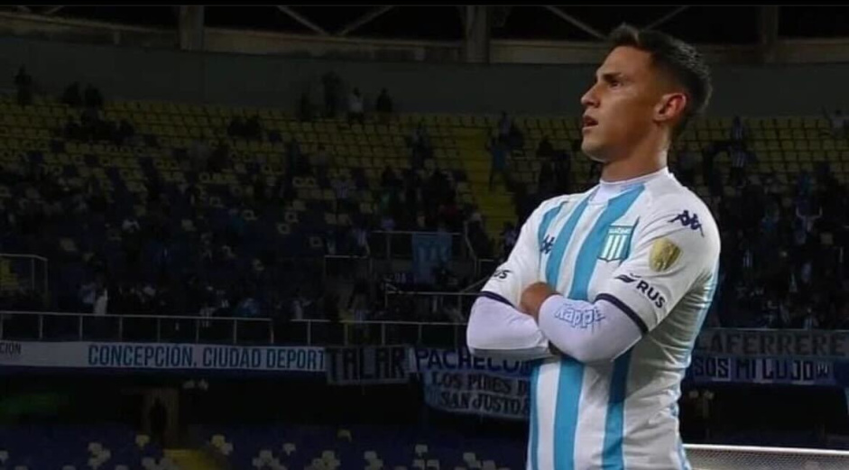 Matas Rojas aps marcar com a camisa do Racing