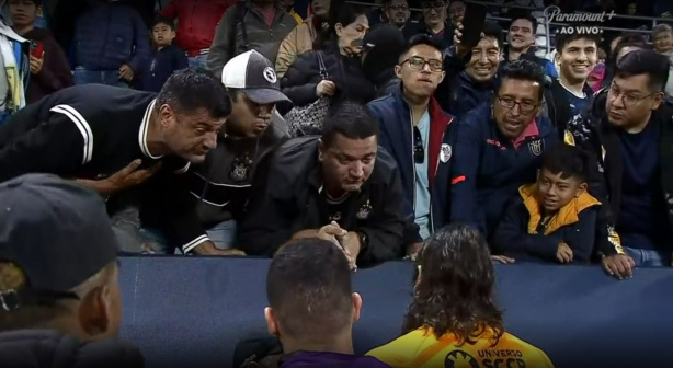 Cássio conversa com a torcida do Corinthians que viajou para o Equador