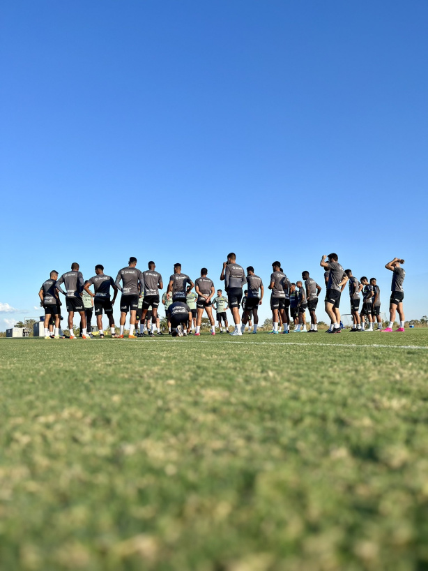 Equipe do Cuiabá em treino para o jogo contra o Corinthians