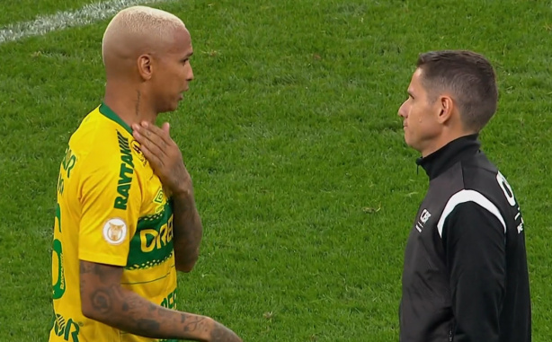 Deyverson alega ter sido atingido na regi�o do pesco�o por um objeto que partiu das arquibancadas da Neo Qu�mica Arena
